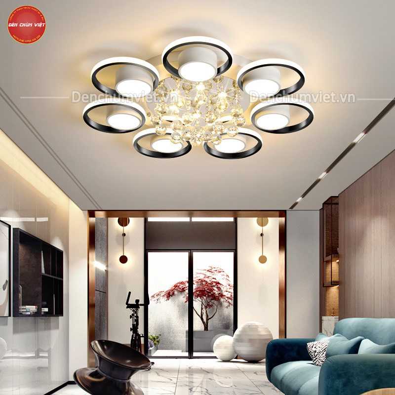 Thật tuyệt vời khi sở hữu một chiếc đèn trần pha lê LED hiện đại trong phòng khách của bạn. Thiết kế độc đáo kết hợp với đèn LED thông minh giúp cho không gian sống của bạn trở nên đẳng cấp và tiện nghi hơn. Không gian sống của bạn sẽ được trang trí đầy tinh tế và sang trọng.